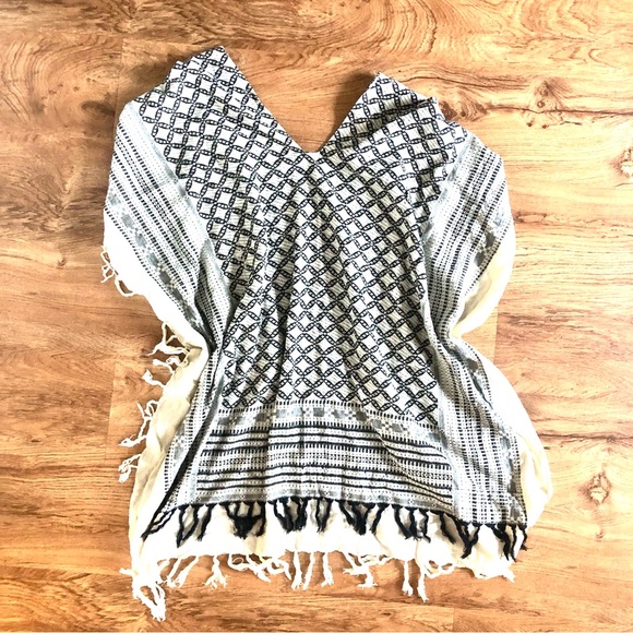 Maurice’s Patterned Shawl - Picture 2 of 2